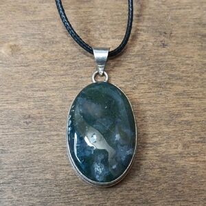 Elegant Green Stone Pendant Necklace